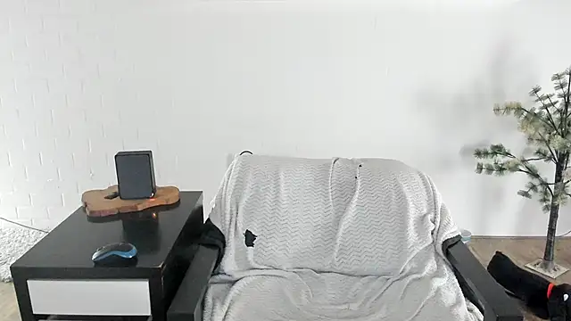 MendiPetite online show from March 17, 2026, 9:29 pm