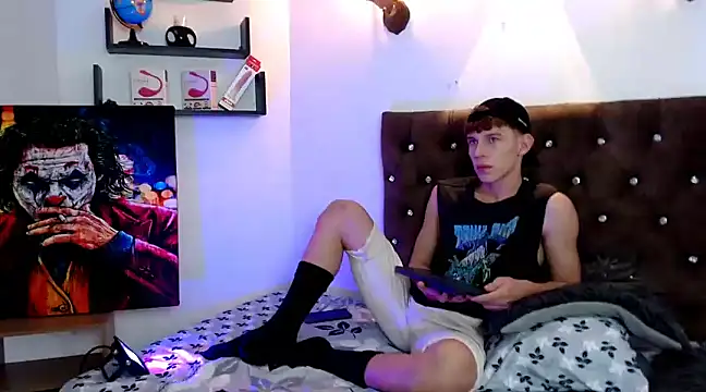 flowers18 online show from February 12, 2025, 9:01 pm