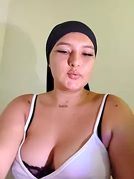 Celeste camila18 online show from September 18, 2025, 9:39 pm