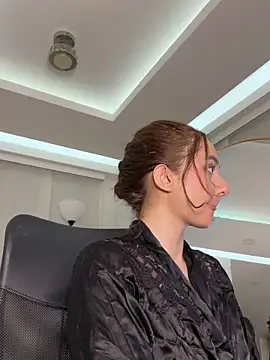 nicollefiorett online show from December 18, 2025, 12:06 am