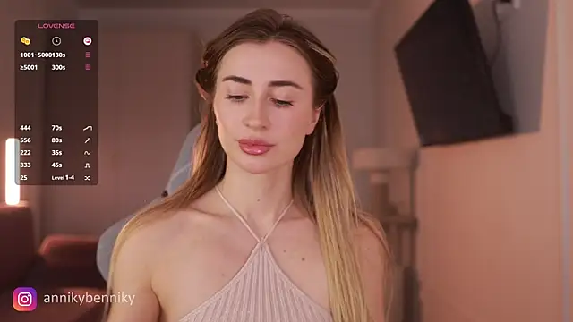 Coconutkittyy online show from March 9, 2025, 2:54 pm