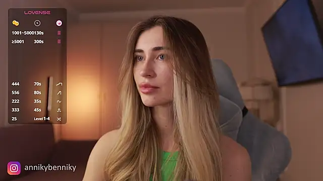 Coconutkittyy online show from March 22, 2025, 6:47 pm