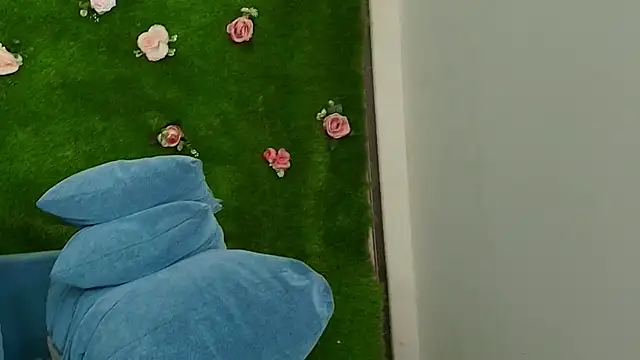 Huge Titties  online show from November 28, 2025, 12:41 pm