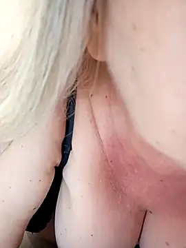 Lana Luna1 online show from December 3, 2025, 9:46 pm