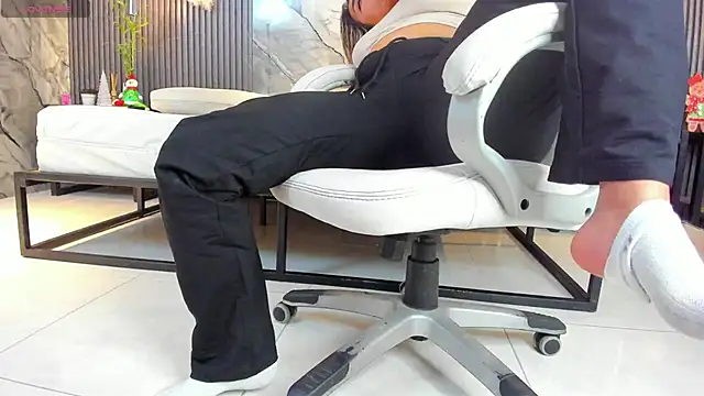 julietha taylor online show from December 19, 2025, 3:35 am