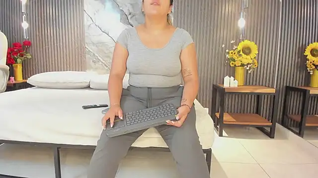 Snapshot of julietha_taylor chatting on May 5, 2026, 1:13 am julietha taylor online show from May 5, 2026, 1:13 am