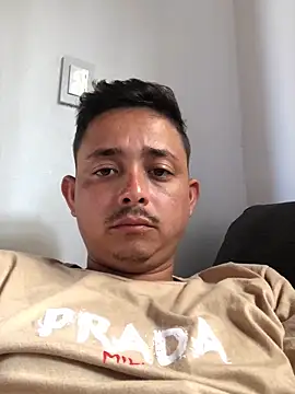 isacalejandroo online show from September 17, 2025, 6:42 pm