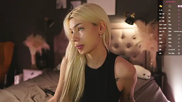 Snapshot of LolaStifler chatting on February 22, 2025, 8:53 pm LolaStifler online show from February 22, 2025, 8:53 pm