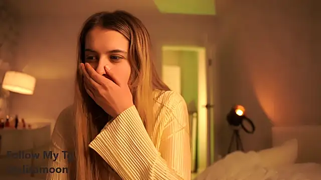 elisa moon online show from March 16, 2025, 6:01 pm