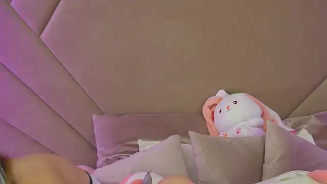 MilanaBalmain online show from November 12, 2025, 4:18 pm