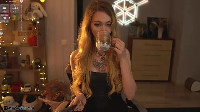 Snapshot of ManiFreyja chatting on October 21, 2025, 6:19 pm ManiFreyja online show from October 21, 2025, 6:19 pm