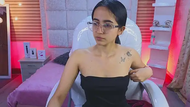 Mia Fischer online show from April 21, 2026, 11:27 am