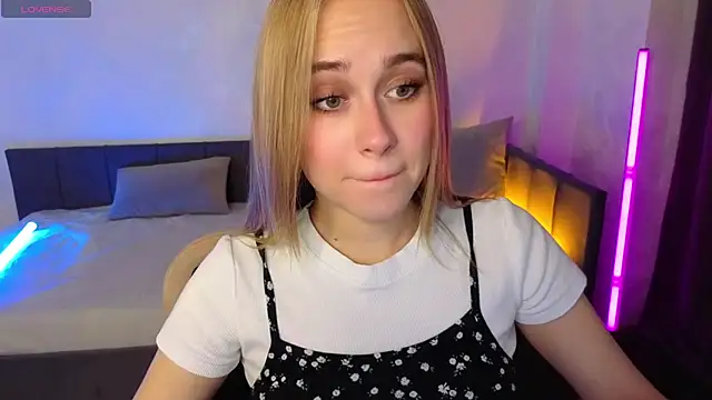 LianaBright online show from September 18, 2025, 2:13 am