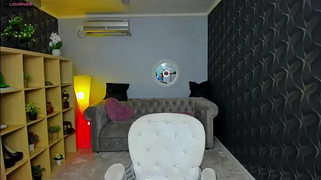 nicolee   19 online show from March 17, 2025, 8:40 pm