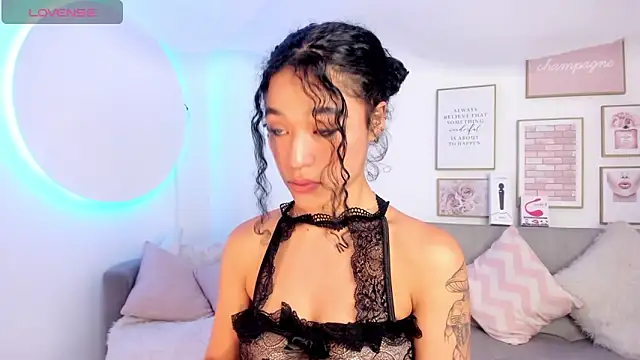 Crystal Dluna online show from February 1, 2025, 12:37 pm