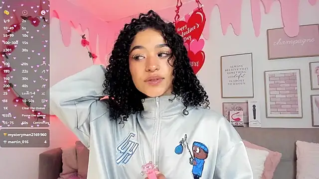 Crystal Dluna online show from February 19, 2025, 6:32 pm