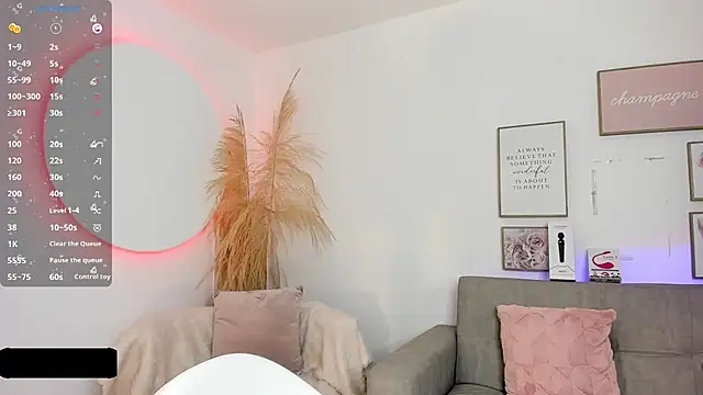 Crystal Dluna online show from March 10, 2025, 12:37 pm