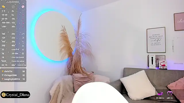 Crystal Dluna online show from March 11, 2025, 12:28 pm