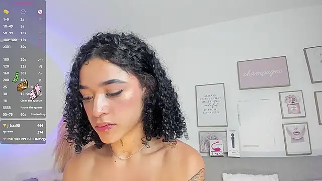 Crystal Dluna online show from March 20, 2025, 6:42 pm