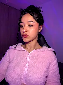 Crystal Dluna online show from September 27, 2025, 2:33 pm