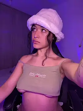 Crystal Dluna online show from September 30, 2025, 3:50 pm