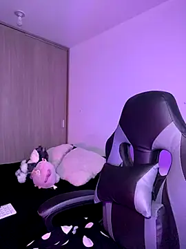 Crystal Dluna online show from November 12, 2025, 4:18 pm