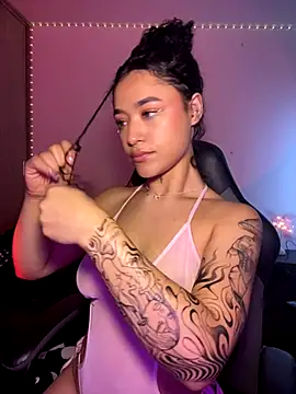 Crystal Dluna online show from December 4, 2025, 4:05 pm