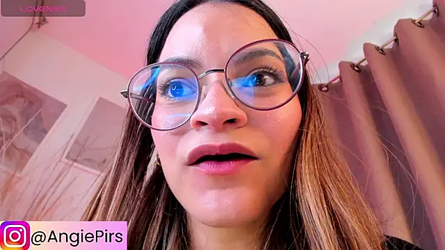 Angie Pirss online show from October 15, 2025, 9:59 pm