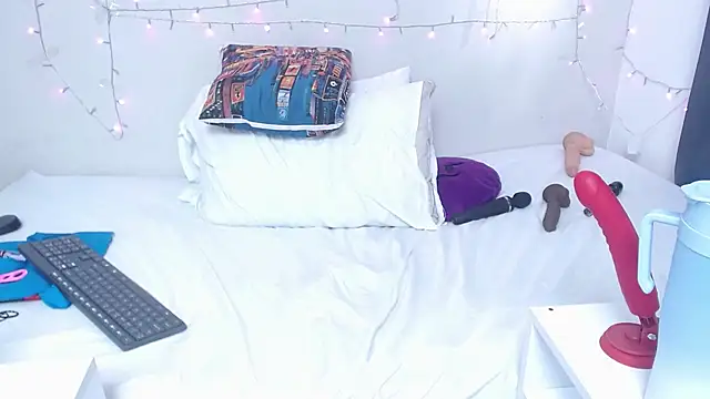 Nicol Love0 online show from March 12, 2025, 7:59 pm