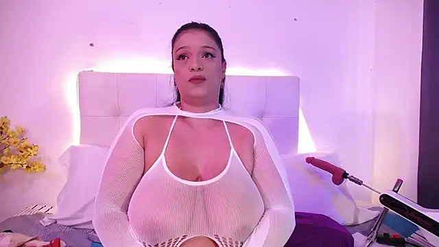 Nicol Love0 online show from April 25, 2026, 1:41 pm