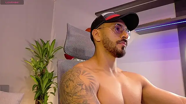 Snapshot of tony_muscle chatting on May 7, 2026, 7:52 pm tony muscle online show from May 7, 2026, 7:52 pm