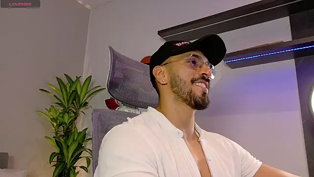 Snapshot of tony_muscle chatting on May 9, 2026, 8:03 pm tony muscle online show from May 9, 2026, 8:03 pm