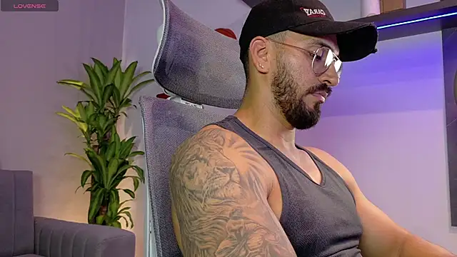 Snapshot of tony_muscle chatting on June 6, 2026, 7:29 pm tony muscle online show from June 6, 2026, 7:29 pm