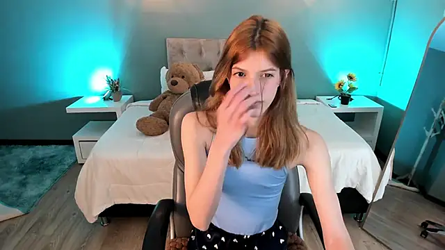 Nora Vennucci online show from November 25, 2025, 7:47 pm