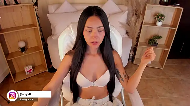 Amy Kiitty  online show from December 19, 2024, 11:14 pm