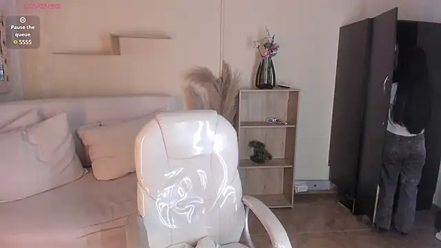 Amy Kiitty  online show from February 4, 2025, 2:28 am