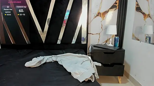 KarinaSimonz online show from December 18, 2025, 8:04 pm