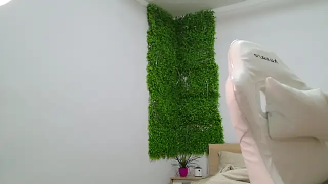 Lorennameliyy online show from February 13, 2025, 8:03 pm