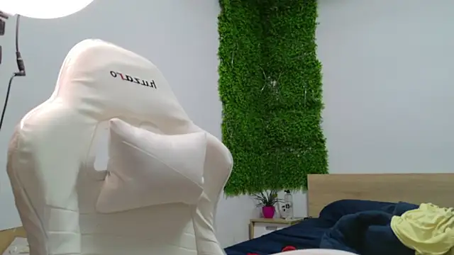 Lorennameliyy online show from March 22, 2025, 8:04 pm