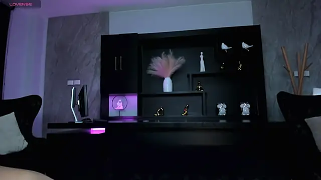 KatieNolan 1 online show from February 2, 2025, 5:04 pm