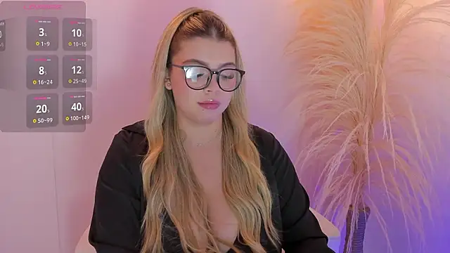 thaliafox  online show from February 6, 2026, 9:07 pm