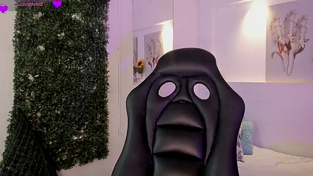 Ashley Evans18 online show from November 20, 2025, 12:49 pm