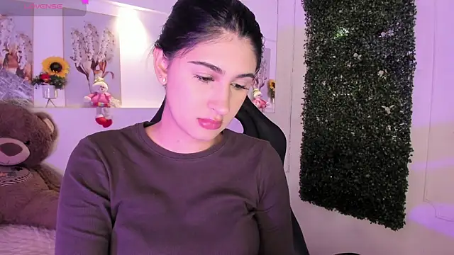 Ashley Evans18 online show from December 4, 2025, 1:09 pm