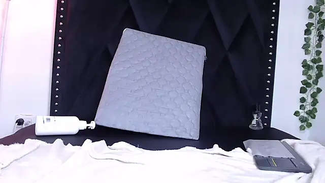 dafne queenn online show from February 12, 2025, 4:00 pm