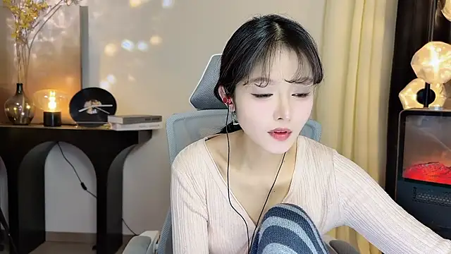 xiaodaibabyy online show from February 4, 2025, 4:29 pm