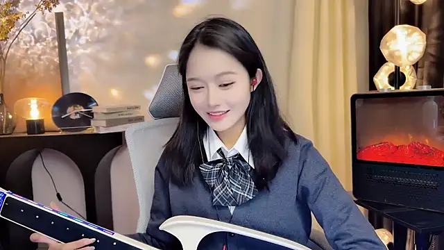 xiaodaibabyy online show from February 19, 2025, 1:28 pm