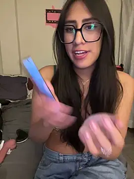 AleFantasy0001 online show from September 21, 2025, 4:58 am