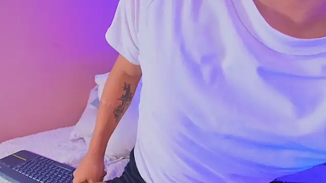 kiing azahell online show from September 20, 2025, 2:45 am