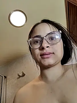 aleejhandraa online show from November 2, 2025, 5:59 pm