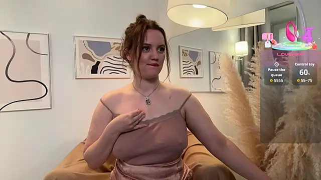 Lella Ryann  online show from October 18, 2025, 1:45 pm